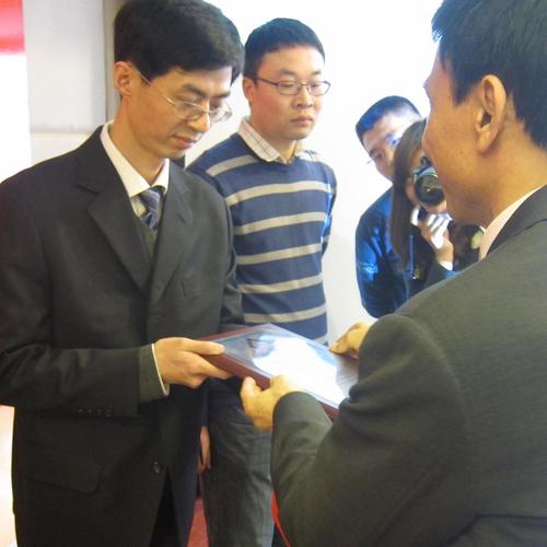 图1:赛灵思公司中国研发总监宋传华先生代表公司接过"智能工业与农业